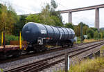 Vierachsiger gro�volumiger 95 m�-Drehgestell-Kesselwagen 33 80 7848 547-5 D-GATXD der Gattung Zans (GATX Typ 1695), der GATX Rail Germany GmbH, laut Gefahrguttafel/Warntafel 33/2050 und Anschrift beladen mit Diisobutylen (Isoocten), ein fl�ssiger unges�ttigten Kohlenwasserstoffe, am 21 August 2026 im Zugverband (Zugschluss) bei der Zugdurchfahrt in Siegen-Eiserfeld in Richtung Siegen.

TECHNISCHE DATEN:
Spurweite: 1.435 mm (Normalspur)
Achsanzahl: 4 (in 2 Drehgestelle)
L�nge �ber Puffer: 17.000 mm
Drehzapfenabstand: 11.460 mm
Achsabstand im Drehgestell: 1.800 mm
Laufraddurchmesser:  920 mm (neu) 
Eigengewicht: 24.050 kg
Tankinhalt: 95.031 l (ca. 95 m�)
Max. Ladegewicht: 65,9 t (Streckenklasse D) / DB auf CM 59,9 t
H�chstgeschwindigkeit: 100 km/h 
Kleinster befahrbarer Gleisbogen: R 35 m
Bremse: KE-GP (LL)
Intern. Verwendungsf�higkeit: RIV

Tankcode: L4BH
L= Tank f�r Stoffe in fl�ssigem Zustand (fl�ssige Stoffe oder feste Stoffe, die in geschmolzenem Zustand zur Bef�rderung aufgegeben werden)
4= zutreffender Mindestpr�fdruck in bar (Zul. Betriebs�berdruck 3,0 bar)
B = Tank mit Boden�ffnungen mit 3 Verschl�ssen f�r das Bef�llen oder Entleeren 
H = luftdicht verschlossener Tank