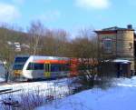 Die Hellertalbahn mit einem Stadler GTW 2/6 kommt von Dillenburg und passiert das Stellwerk vor dem Bahnhof Herdorf am 16.02.2010. In dem kleinen Herdorf sind noch beide Stellwerke in Funktion.