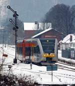 Auch in Herdorf hat es nun krftig geschneit - Ein Stadler GTW 2/6 der Hellertalbahn fhrt am 21.01.2013 vom Bahnhof Herdorf weiter in Richtung Neunkirchen, hier passiert er gerade das Ausfagrtssignal