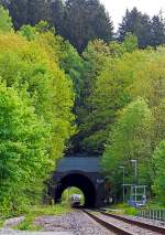 
Tunnelblick....
Nachdem der GTW 2/6 der Hellertalbahn am 11.05.2013 den Herdorfer Tunnel (137 m lang) durchfahren hat, hlt er an dem dahinter liegenden Hp Knigsstollen.