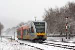   Bei mäßigem Schneefall erreicht ein Stadler GTW 2/6 der Hellertalbahn gleich den Bahnhof Herdorf (27.12.2014).