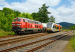 Der VT 118 (95 80 0946 418-0 D-HEB / 95 80 0646 418-3 D-HEB / 95 80 0946 918-9 D-HEB) ein Stadler GTW 2/6 der HellertalBahn GmbH fährt am 02.06.2012, als RB 96  Hellertalbahn  (Betzdorf - Herdorf - Haiger - Dillenburg), in Bahnhof Herdorf ein. 

Dahinter auf Gleis 1 wartet gerade der aus Haiger kommende Unkrautbekämpfungszug (Spritzzug) der Bayer CropScience Deutschland GmbH, geführt von der DB 225 029-8 (92 80 1225 029-8 D-DB, ex DB 215 029-0).