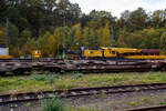 Der 150 t Gleis- und Eisenbahndrehkran (EDK) KIROW Multi Tasker KRC 1200, D-HGUI 99 80 9419 041-5 „IDEFIX“ der HERING Bahnbau GmbH in Burbach-Holzhausen, ist am 19 Oktober 2025 im Rbf