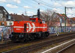 Die RheinCargo DE 93 alias 272 011-4 (98 80 0272 011-4 D-RHC), eine MaK DE 1002 der RheinCargo fährt am Sonntag den 30.04.2023 als Lz (Lokzug) bzw.