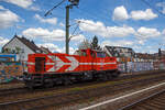 Die RheinCargo DE 93 alias 272 011-4 (98 80 0272 011-4 D-RHC), eine MaK DE 1002 der RheinCargo fährt am Sonntag den 30.04.2023 als Lz (Lokzug) bzw.