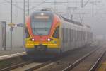 hlb-hessische-landesbahn-2/387624/durch-den-nebel-in-der-wetterauder 
Durch den Nebel in der Wetterau....
Der 5-teilige Stadler Flirt 429 042 / 542 gekoppelt mit dem 3-teiligen Stadler Flirt 427 543 / 427 043 der HLB Bahn (Hessischen Landesbahn) fahren am 01.11.2014, als RE 99 / RE 40 Siegen - Gießen - Frankfurt Hbf (Umlauf HLB24957), durch den Bahnhof Butzbach in Richtung Frankfurt am Main. 
Die Linie verkehrt in NRW als RE 99 und im Gebiet des Rhein-Main-Verkehrsverbundes in Hessen als RE 40.