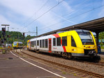 
Während der VT 504  ein Alstom Coradia LINT 41 der neuen Generation (95 80 1648 104-5 D-HEB / 95 80 1648 604-4 D-HEB) der HLB (Hessische Landesbahn GmbH), als RB 93  Rothaarbahn  (Bad Berleburg - Siegen - Betzdorf), seine Endstation den Bahnhof Betzdorf (Sieg) am 10.06.2016 bereits erreicht hat, fährt ein Alstom Coradia LINT 27 der HLB (Hessische Landesbahn GmbH), als RB 90  Westerwald-Sieg-Bahn  (Westerburg - Altenkirchen - Au (Sieg) - Betzdorf (Sieg)) in den Bahnhof ein.