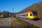Der 5-teilige Stadler Flirt 429 049 / 429 549 der HLB (Hessischen Landesbahn) fährt am 02.03.2021, als RE 99  Main-Sieg-Express  (Siegen - Gießen - Frankfurt), durch den Bahnhof Dillbrecht an der Dillstrecke (KBS 445) in Richtung Dillenburg.