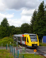 Der HLB VT 506 (95 80 1648 106-0 D-HEB / 95 80 1648 606-9 D-HEB) ein Alstom Coradia LINT 41 der neuen Generation der HLB (Hessische Landesbahn GmbH) erreicht am 09.08.2021, als RB 96  Hellertalbahn 