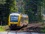 Der VT 263 (95 80 0648 163-3 D-HEB / 95 80 0648 663-2 D-HEB) ein Alstom Coradia LINT 41 der HLB (Hessische Landesbahn), erreicht am 21.08.2021, als RB 93  Rothaarbahn  (Betzdorf - Siegen - Kreuztal -