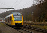 Der Dieseltriebzug VT 251 (95 80 0648 151-8 D-HEB / 95 80 0648 651-7 D-HEB) ein Alstom Coradia LINT 41 der HLB (Hessische Landesbahn), erreicht am 18.12.2021 den Bahnhof Scheuerfeld/Sieg.
