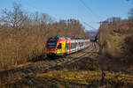 Der fünfteilige Stadler FLIRT 429 047 / 429 547 der HLB (Hessischen Landesbahn), fährt am 13.03.2022, als RE 99 (Main-Sieg-Express) Gießen – Siegen, über den Rudersdorfer