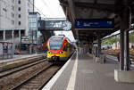 Der 5-teilige Stadler FLIRT 429 041 / 429 541 der HLB (Hessischen Landesbahn) steht am 30.04.2022, als RE 99  Main-Sieg-Express  (Siegen – Gießen), im Hbf Siegen zur Abfahrt bereit.