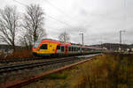 Der 5-teiliger FLIRT 429 046 / 429 546 der HLB (Hessischen Landesbahn) fährt am 23.12.2022, als RE 99 (Main-Sieg-Express) Gießen – Siegen, durch Rudersdorf (Kr.