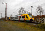 Der VT 505 (95 80 1648 105-2 D-HEB / 95 80 1648 605-1 D-HEB) der HLB (Hessische Landesbahn GmbH), ein Alstom Coradia LINT 41 der neuen Generation, erreicht am 23.12.2022, als RB 95 Sieg-Dill-Bahn