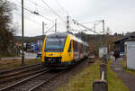 Der VT 258 (95 80 0648 158-3 D-HEB / 95 80 0648 658-2 D-HEB) ein Alstom Coradia LINT 41 der HLB (Hessische Landesbahn) verlässt am 17.03.2023 den Bahnhof Scheuerfeld (Sieg).