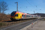 Der 5-teilige Stadler Flirt 429 043 / 429 543 der HLB (Hessischen Landesbahn) fährt am 04.04.2023, als RE 99  Main-Sieg-Express  (Frankfurt - Gießen - Siegen), durch Rudersdorf (Kreis