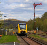 Der VT 501 (95 80 1648 101-1 D-HEB / 95 80 1648 601-0 D-HEB) der HLB (Hessische Landesbahn GmbH), ein Alstom Coradia LINT 41 der neuen Generation, erreicht am 27.04.2023 Bahnhof Herdorf. Er fährt als RB 96  Hellertalbahn  Neunkirchen/Siegerland – Betzdorf, wobei derzeit noch der Hp Königstollen (Herdorf) Endstation für den LINT 41 ist. Zwischen dort und Betzdorf (Sieg) gibt es dann nur SEV. 

Für die 1,5 km vom Bahnhof Herdorf bis zur nächsten Station Königstollen, kostest ein Einzelfahrschein horrende 2,10 ¤ (für mich mit BahnCard immer noch 1,60 ¤). Das schreckt schon ab.  