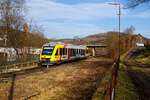 Lange waren wegen dem Bewuchs von hier keine Fotos möglich, nun wurde wieder freigeschnitten.
Der VT 259 (95 80 0648 159-1 D-HEB / 95 80 0648 659-0 D-HEB) ein Alstom Coradia LINT 41 der HLB (Hessische Landesbahn), hat am 21 Februar 2025 den Bahnhof Herdorf verlassen und fährt, als RB 96  Hellertalbahn  (Betzdorf – Herdorf – Neunkirchen), weiter in Richtung Neunkirchen.

Der Alstom Coradia LINT 41 wurde 2004 von der ALSTOM Transport Deutschland GmbH (ex LHB) in Salzgitter-Watenstedt unter der Fabriknummer 1188-009 für die vectus Verkehrsgesellschaft mbH gebaut, mit dem Fahrplanwechsel am 14.12.2014 wurden alle Fahrzeuge der vectus Eigentum der HLB.