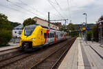 Der zweiteilige Hybridtriebzug (E/Akku) HLB 563 901 / 563 801 (94 80 0563 901-8 D-HEB / 94 80 0563 801-0 D-HEB) vom Typ SIEMENS Mireo Plus B der HLB (Hessische Landesbahn GmbH), als RB 90 'Westerwald-Sieg-Bahn' nach Limburg/Lahn (Siegen - Au/Sieg, Al ...
