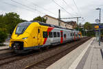 Der zweiteilige Hybridtriebzug (E/Akku) HLB 563 901 / 563 801 (94 80 0563 901-8 D-HEB / 94 80 0563 801-0 D-HEB) vom Typ SIEMENS Mireo Plus B der HLB (Hessische Landesbahn GmbH), als RB 90 'Westerwald-Sieg-Bahn' nach Limburg/Lahn (Siegen - Au/Sieg, Al ...