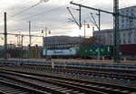 Die Siemens Vectron 193 781-2  (91 80 6193 781-2  D-ITL) der CAPTRAIN Deutschland GmbH / ITL Eisenbahngesellschaft mbH fährt am 08 Dezember 2022 mit einem Containerzug durch den Hauptbahnhof