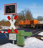 Da der Bahnbergang und der Bahnhof in Burbach (Kreis Siegen) dicht beieinander liegen, so muss die Lok 42 (eine MaK 1700 BB) der KSW (Kreisbahn Siegen-Wittgenstein) ihre Res-Wagen ber den B hinaus rangieren. (Burbach/Siegerland am 18.03.2013)