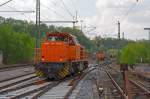   Betzdorf/Sieg den 25.04.2014:     Hinten wartet die  Lok 42 (92 80 1277 902-3 D-KSW) der KSW (Kreisbahn Siegen-Wittgenstein), eine MaK G 1700 BB, mit einem sehr schweren Coil-Güterzug mit ca.