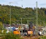   Während links die Lok 41 (98 80 0272 008-0 D-KSW), eine MaK DE 1002, der Kreisbahn Siegen-Wittgenstein (KSW) am 18.09.2015 auf den Zug vorm Prellbock wartet, kommt die KSW Lok 42 (92 80 1277