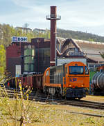   Die KSW 43 (92 80 1273 018-2 D-KSW) der KSW (Kreisbahn Siegen-Wittgenstein), eine asymmetrische Vossloh MaK G 2000 BB, mit einem Güterzug am 15.04.2020 auf dem Gelände der KSW in