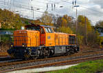 Die KSW 46 bzw. 277 807-4 (92 80 1277 807-4 D-KSW) eine Vossloh G 1700-2 BB der Kreisbahn Siegen-Wittgenstein am 04.11.2020 bei Rangierfahrt in Kreuztal.

Die Lok ist G 1700-2 BB (eingestellt als 92 80 1277 807-4 D-KSW), sie wurde 2008 von Vossloh in Kiel unter der Fabrik-Nr. 5001680 gebaut und an die KSW geliefert.

Die Vossloh Lokomotive MaK G 1700-2 BB ist eine dieselhydraulische Lokomotive mit der Achsfolge B’B’. Ein Jahr nach der Auslieferung der G 1700 BB wurde auf der Innotrans 2002 in Berlin eine weitere Lokomotive mit dieser Typenbezeichnung vorgestellt. Zur besseren Unterscheidung von dieser erhielt sie die interne Bezeichnung G 1700-2 BB.

Bei der G 1700-2 BB handelte es sich um eine neuentwickelte Lokomotive. Ihr Herzstück bildete der aus der G 1206 bereits bekannte Dieselmotor von Caterpillar, jedoch in einer Version mit längerem Hub und einer auf 1.700 kW gesteigerten Leistung. Um die höhere Motorleistung für die Traktion nutzen zu können, war die Verwendung des Getriebes L 620 reU2 (wie bei der G 2000 BB) von Voith notwendig. Im Gegensatz zu dem bei der G 1206 verwendeten Turbowendegetriebe besitzt es nur zwei Wandler und eine mechanische Schaltstufe für den Richtungswechsel, kann aber eine höhere Leistung vom Motor aufnehmen.

Um diese Maschinenanlage herum wurde eine weitgehend neue Lokomotive konstruiert. Von der G 800 BB wurden die neuen Einheitsdrehgestelle und das geräumige Führerhaus übernommen. Der Rahmen ist eine gewichtsoptimierte Schweißkonstruktion. Darüber hinaus gab es zahlreiche kleinere Weiterentwicklungen. Die Elektrik der Maschine wurde weitgehend in einem im hinteren Vorbau untergebrachten E-Modul im hinteren Vorbau untergebracht. Dieser beherbergt darüber hinaus wie gewohnt die Druckluftausrüstung, in der ein Schraubenkompressor, anstelle der bisher üblichen Kolbenkompressoren verwendet wird. Äußerlich unterscheidet sich die G 1700-2 BB von ihren Vorgängertypen insbesondere durch die abgeschrägten Hauben und die freistehend auf den Umläufen angebrachten unteren Stirnleuchten.

Seit 2003 wurde die G 1700-2 BB an verschiedene Privatbahnen in Deutschland und Österreich, sowie an Leasingunternehmen geliefert. Die Maschinen weichen dabei in einigen Details voneinander ab. Neben Ausstattungsunterschieden betrifft dies insbesondere die Dienstmasse, die von 80 bis 88 t variiert. 

TECHNISCHE DATEN der KSW 46:
Spurweite:  1.435 mm
Achsfolge:  B´B´  
Länge über Puffer: 15.200 mm 
Drehzapfenabstand:  7.700 mm 
Achsabstand im Drehgestell:  2.400 mm 
größte Breite:  3.080 mm
größte Höhe über Schienenoberkante:  4.220 mm
Raddurchmesser: 1.000 mm (neu)
kleinster befahrbarer Gleisbogen:  60 m
Dienstgewicht  88 t 
Kraftstoffvorrat  4.400 l
Motor:  Caterpillar-12-Zylinder-Dieselmotor, vom Typ   3512B-HD
Leistung:  1.700 kW bei 1800 U/min
Getriebe:  Voith L 620 reU2
Höchstgeschwindigkeit : 100 km/h 
gebaute Stückzahl  31

