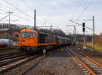Die KSW 43 (92 80 1273 018-2 D-KSW), die asymmetrische Vossloh G 2000 BB der KSW (Kreisbahn Siegen-Wittgenstein) fhrt am 09.02.2023, mit ihrem Coilzug (VTG Coilwagen der Gattung Shimmns-ttu), von Betzdorf (Sieg) ber Siegen, Dillenburg und Haiger nach Herdorf, was einem Umweg von ber 62 km bedeutet. (Aufnahme vom Bahnsteig 106)

Eigentlich wrde der Zug hier auf die KBS 462 – Hellertalbahn abbiegen und er wre in 7,2 km am Ziel. Aber die Hellertalbahn bleibt, nach dem Felssturz am 23.12.2022 in Herdorf bis voraussichtlich zum kleinen Fahrplanwechsel am 09. Juni 2023 gesperrt. Ein weiterer Nachteil ist das die Strecke Haiger – Herdorf nur die Streckenklasse CE hat und zudem sehr Steigungsreich ist. Die 7,2 km lange Strecke Betzdorf – Herdorf hat die Streckenklasse D4, so knnen die Coilwagen auch nur abgelastet zugestellt werden.

Nochmal einen lieben Gru an den netten Lokfhrer zurck.

Zudem habe ich es hier nicht verstanden, warum der KSW-Zug erst auf den Regionalverkehr warten musste bevor es weiter ging. Denn der Zug knnte doch ohne Halt durchfahren.
