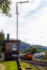 Nun fährt am 12.07.2023 die KSW 44 (92 80 1271 004-4 D-KSW) eine MaK G 1000 BB der KSW (Kreisbahn Siegen-Wittgenstein) mit einem Coilzug vom Bahnhof Herdorf weiter.