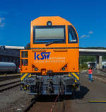 Aus dieser Ansicht kann man sie meist selten fotografieren, die KSW 43 (92 80 1273 018-2 D-KSW), die asymmetrische Vossloh G 2000 BB der KSW (Kreisbahn Siegen-Wittgenstein) ist am 17.09.2023 beim KSW
