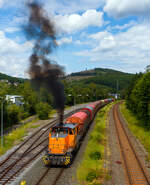 Dieselwolken im Hellertal, die KSW 42 (92 80 1277 902-3 D-KSW), eine Vossloh MaK G 1700 BB, drückt den schweren Coilzug und ganz vorne zieht die KSW 46 bzw.