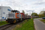 Ein langer und schwerer Coilzug im Sandwich der Kreisbahn Siegen-Wittgenstein fährt am 16 April 2026 in Neunkirchen-Struthütten auf der Freien Grunder Eisenbahn (KSW-Infrastruktur) in