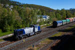 Die zurzeit an die KSW (Kreisbahn Siegen-Wittgenstein) vermietete RBH 806 / 275 806-4 (98 80 0275 806-4 D-RBH), eine MaK G 1206 der RBH - RAG Bahn und Hafen GmbH (Gladbeck), fährt am 29 April