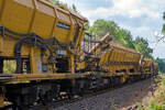 Im Einsatz auf der Hellertalbahn (KBS 462) bei Würgendorf am 15.07.2013: Die Plasser & Theurer Hochleistungs-Bettungsreinigungsmaschine RM 95-800 W, Schweres Nebenfahrzeug Nr.