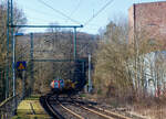 Die an die BEG - Bocholter Eisenbahngesellschaft mbH vermietete 4185 132-2 „Christa“ (92 80 4185 132-2 D-NXRL), eine Vossloh DE 18 der Nexrail AssetCo Sàrl (Luxembourg) fährt am 17 Februar 2025, mit dem Kirow KRC 1200 Kranzug (Multi Tasker, 150-Mp-Kran) der MGW Gleis- und Weichenbau-GmbH & Co.KG (Berlin), durch Scheuerfeld/Sieg in Richtung Siegen. Hier kommt der Zug gerade aus dem 32 m langen Mühlburg-Tunnel und überquert die Sieg. 

Hinter der Lok sind der Schutzwagen D-MGWB 37 80 3999 232-4, der KRC 1200 Kranwagen D-MGWB 99 80 9519 003-4 und der Gegenlastwagen D-MGWB 99 80 9310 031-6.
