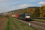 193 871 von  MRCE  mit einem Containerzug aus Gemnden kommend am 12.