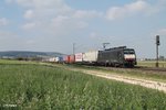 ES64 F4 086 zieht ein KLV-Zug kurz vor Wettersheim bei Treuchtlingen.