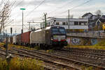 Die an die BLS Cargo vermietete X 4 E – 711 / 193 711-9  (91 80 6193 711-9  D-DISPO) der MRCE Dispolok GmbH (München) „e-mobility 140 years“ fährt am 10.11.2021, mit einem KLV-Zug durch Niederschelden in Richtung Siegen.