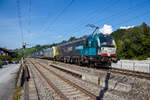 In Doppeltraktion fahren am 08.09.2021 die an die BLS Cargo vermietete  X4E 717 / 193 717-6 (91 80 6193 717-6 D-DISPO) mit Werbung  LWR - Locomotive Workshop Rotterdam , eine Siemens Vectron MS