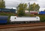 
Seitenportrait einer Vectron AC....
Die von der Railpool GmbH an die NIAG (Niederrheinische Verkehrsbetriebe AG) vermietete 193 815 (91 80 6193 815-8 D-Rpool), eine Vectron AC, fährt am 07.10.2015 mit einem NIAG-Kohlenzug durch Köln-Gremberg, in Richtung Norden. Hier aufgenommen vom Bahnsteig am Hp Köln-Steinstraße. 

Die Lok wurde 2015 von Siemens in München unter der Fabriknummer 21987 gebaut. Die 6,4 MW starke Lok hat die Zulassungen (160 km/h) für Deutschland, Österreich, Ungarn und Rumänien.