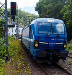 Die an die RTB Cargo (RATH Gruppe/Rurtalbahn) vermietete, SIEMENS Smartron 192 016-4 (91 80 6192 016-4 D-NRail) der Paribus Rail Portfolio III GmbH & Co. KG (Hamburg), eingestellt bei northrail GmbH (Hamburg), f�hrt am 09 Juli 2026 mit einem sehr langen geschlossen Doppelstock- Autotransportzug der ARS Altmann AG (mit Wagen der Gattung Hccrrs), durch Kirchen (Sieg) in Richtung Siegen. 

Nochmals einen lieben Gru� an den netten Lokf�hrer zur�ck.

Der SIEMENS Smartron wurde 2020 von Siemens Mobilitiy in M�nchen-Allach unter der Fabriknummer 22818 gebaut und an die Paribus Rail Portfolio III die Loks der northrail GmbH (Hamburg) finanziert. 

Die Siemens Smartron (BR 192) ist auf eine definierte Transportaufgabe zugeschnitten und nutzt alle Vorteile der Standardisierung. Als vorkonfigurierte Maschine ist die neue Lokomotive f�r den G�terverkehr in Deutschland konzipiert und erm�glicht nach Herstellerangaben den Kunden einen kosteneffizienten Betrieb bei hoher Betriebssicherheit. Der Smartron basiert auf bew�hrten Komponenten des Vectron, die ihre Zuverl�ssigkeit bereits in �ber 100 Millionen Betriebskilometern bewiesen haben. Der Smartron verf�gt �ber eine Leistung von 5.600 kW und erreicht eine maximale Geschwindigkeit von 160 km/h. Der Smartron ist f�r das 15 kV AC Spannungssystem ausgelegt und mit dem Zugsicherungssystem PZB/LZB ausger�stet. Die Lokomotive wird standardm��ig in der Farbe „capriblau“ ausgeliefert.  Die Doppeltraktion �ber TMC, Artrein, mit Vectron und ES64F4 ist m�glich.

TECHNISCHE DATEN:
Hersteller: Siemens Mobility
Typ/Baureihe: Smartron / BR 192
Spurweite: 1.435 mm
Radsatzanordnung: Bo'Bo'
L�nge �ber Puffer: 18.980 mm
Drehzapfenabstand: 9.500 mm
Achsabstand im Drehgestell: 3.000 mm
Raddurchmesser: 1.250 mm (neu) / 1.160 mm (abgenutzt)
Breite: 3.012 mm
H�he:  4.248 mm
Leistung: 5.600 kW
H�chstgeschwindigkeit :160 km/h
Gesamtgewicht: 83 t
Radsatzlast: 20,7 t
Spannungssystem: 15 kV, 16,7 Hz AC
Anfahrzugkraft: 320 kN
Dauerzugkraft:  250 kN
Elektrische Bremskraft: 150 kN 
Kleinster bef. Halbmesser: R 80 m
Zugsicherung: PZB / LZB
Doppeltraktion: �ber TMC, artrein, mit Vectron und ES64F4

Mittlerweile gibt es nicht nur f�r Deutschland den Smartron, sondern auch f�r andere L�nder, passend ausgestattet f�r den G�terverkehr innerhalb von Landesgrenzen. Mit dem Smartron setzen Sie auf hohe Qualit�t zum kleineren Preis.