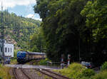 Die an die RTB Cargo (RATH Gruppe/Rurtalbahn) vermietete, SIEMENS Smartron 192 016-4 (91 80 6192 016-4 D-NRail) der Paribus Rail Portfolio III GmbH & Co. KG (Hamburg), eingestellt bei northrail GmbH (Hamburg), f�hrt am 09 Juli 2026 mit einem sehr langen geschlossen Doppelstock- Autotransportzug der ARS Altmann AG (mit Wagen der Gattung Hccrrs), durch Kirchen (Sieg) in Richtung Siegen. 

Nochmals einen lieben Gru� an den netten Lokf�hrer zur�ck.

Der SIEMENS Smartron wurde 2020 von Siemens Mobilitiy in M�nchen-Allach unter der Fabriknummer 22818 gebaut und an die Paribus Rail Portfolio III die Loks der northrail GmbH (Hamburg) finanziert. 

Die Siemens Smartron (BR 192) ist auf eine definierte Transportaufgabe zugeschnitten und nutzt alle Vorteile der Standardisierung. Als vorkonfigurierte Maschine ist die neue Lokomotive f�r den G�terverkehr in Deutschland konzipiert und erm�glicht nach Herstellerangaben den Kunden einen kosteneffizienten Betrieb bei hoher Betriebssicherheit. Der Smartron basiert auf bew�hrten Komponenten des Vectron, die ihre Zuverl�ssigkeit bereits in �ber 100 Millionen Betriebskilometern bewiesen haben. Der Smartron verf�gt �ber eine Leistung von 5.600 kW und erreicht eine maximale Geschwindigkeit von 160 km/h. Der Smartron ist f�r das 15 kV AC Spannungssystem ausgelegt und mit dem Zugsicherungssystem PZB/LZB ausger�stet. Die Lokomotive wird standardm��ig in der Farbe „capriblau“ ausgeliefert.  Die Doppeltraktion �ber TMC, Artrein, mit Vectron und ES64F4 ist m�glich.

TECHNISCHE DATEN:
Hersteller: Siemens Mobility
Typ/Baureihe: Smartron / BR 192
Spurweite: 1.435 mm
Radsatzanordnung: Bo'Bo'
L�nge �ber Puffer: 18.980 mm
Drehzapfenabstand: 9.500 mm
Achsabstand im Drehgestell: 3.000 mm
Raddurchmesser: 1.250 mm (neu) / 1.160 mm (abgenutzt)
Breite: 3.012 mm
H�he:  4.248 mm
Leistung: 5.600 kW
H�chstgeschwindigkeit :160 km/h
Gesamtgewicht: 83 t
Radsatzlast: 20,7 t
Spannungssystem: 15 kV, 16,7 Hz AC
Anfahrzugkraft: 320 kN
Dauerzugkraft:  250 kN
Elektrische Bremskraft: 150 kN 
Kleinster bef. Halbmesser: R 80 m
Zugsicherung: PZB / LZB
Doppeltraktion: �ber TMC, artrein, mit Vectron und ES64F4

Mittlerweile gibt es nicht nur f�r Deutschland den Smartron, sondern auch f�r andere L�nder, passend ausgestattet f�r den G�terverkehr innerhalb von Landesgrenzen. Mit dem Smartron setzen Sie auf hohe Qualit�t zum kleineren Preis.