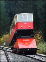 Eine der Oberweißbacher Bergbahnen (Güterbühne mit dem darauf aufgesetzten geschlossenen Personen-Aufsatzwagen) in der Streckenmitte an der Abt'sche Ausweiche am 14.10.2013