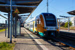 Der vierteiliger Siemens Desiro HC 3462 130-0 der ODEG (Ostdeutsche Eisenbahn GmbH) steht am 22 April 2022, als RE 50 nach Neustrelitz Hbf, im Hauptbahnhof Rostock zur Abfahrt bereit.