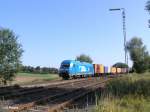 253 015-8 zieht bei Sch�nfeld ein Containerzug nach N�rnberg.