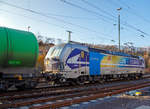 
Die für die Rurtalbahn Cargo GmbH fahrende Vectron 193 824-0 (91 80 6193 824-0 D-Rpool) fährt am 30.11.2019 mit einem Kesselwagenzug durch Betzdorf/Sieg in Richtung Köln.

Die Vectron AC (200 km/h - 6.4 MW) wurde 2016 von Siemens Mobilitiy in München unter der Fabriknummer 22054 gebaut. Sie hat die Zulassung für D/ A und H (RO durchgestrichen).